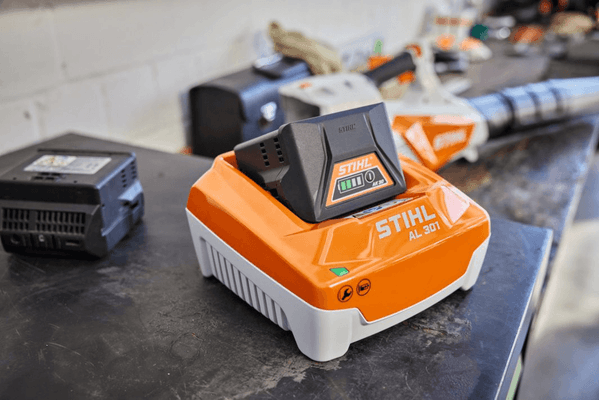 ACCESSOIRES ET CONSOMMABLES - a classerr - Chargeur de batterie rapide Stihl AL 301. 230 V 