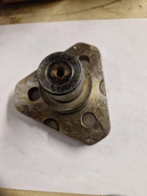 PIECES TRACTEUR PAG* - CONCURENCEE* - AXE PIVOT SUPERIEUR Landini