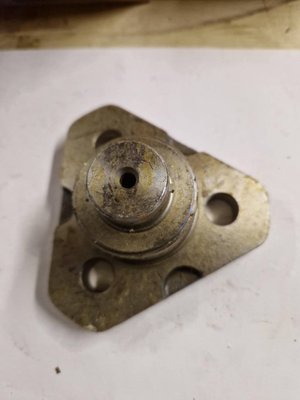 PIECES TRACTEUR PAG* - CONCURENCEE* - AXE PIVOT INFERIEUR Landini