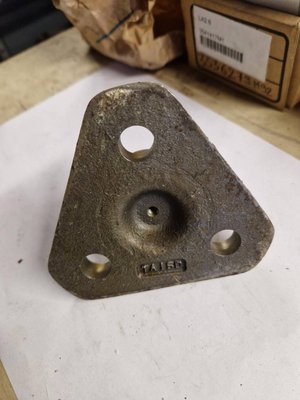 PIECES TRACTEUR PAG* - CONCURENCEE* - AXE PIVOT INFERIEUR Landini