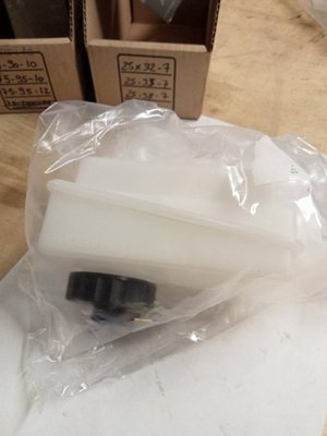 PIECES TRACTEUR PAG* - CONCURENCEE* - RESERVOIR LIQUIDE DE FREIN Landini